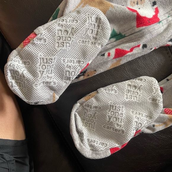 Toddler boys size 2T footsie pjs - Picture 2 of 3